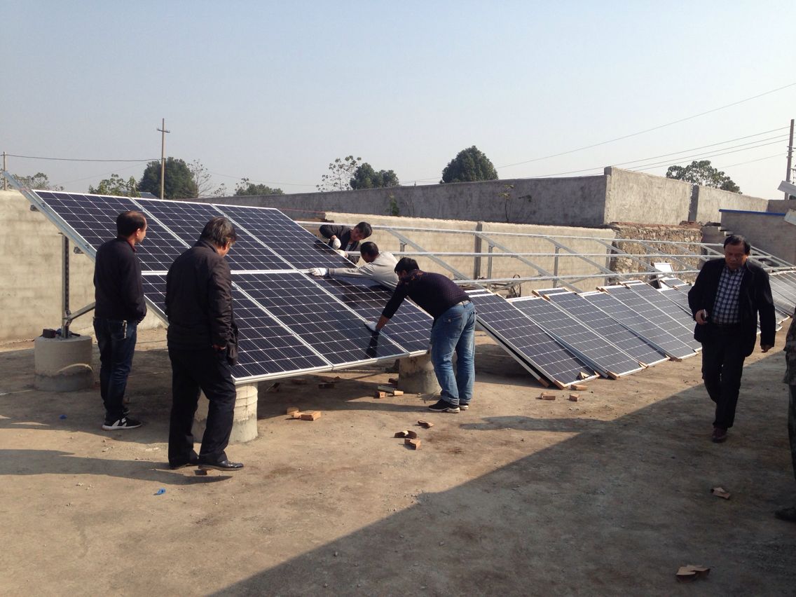 11月27日,黄石市财政局扶贫工作队前往大王上街村光伏发电项目施工